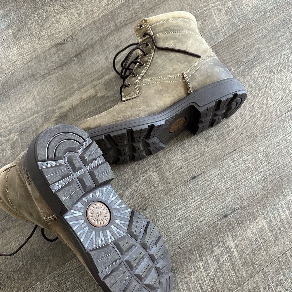 Men’s UGG work boots 9.5 New condition never worn!